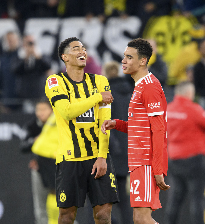 Bellingham and Musiala were intimate during the Bayern - Dortmund match in the Bundesliga on October 22, 2022. Photo: AFP