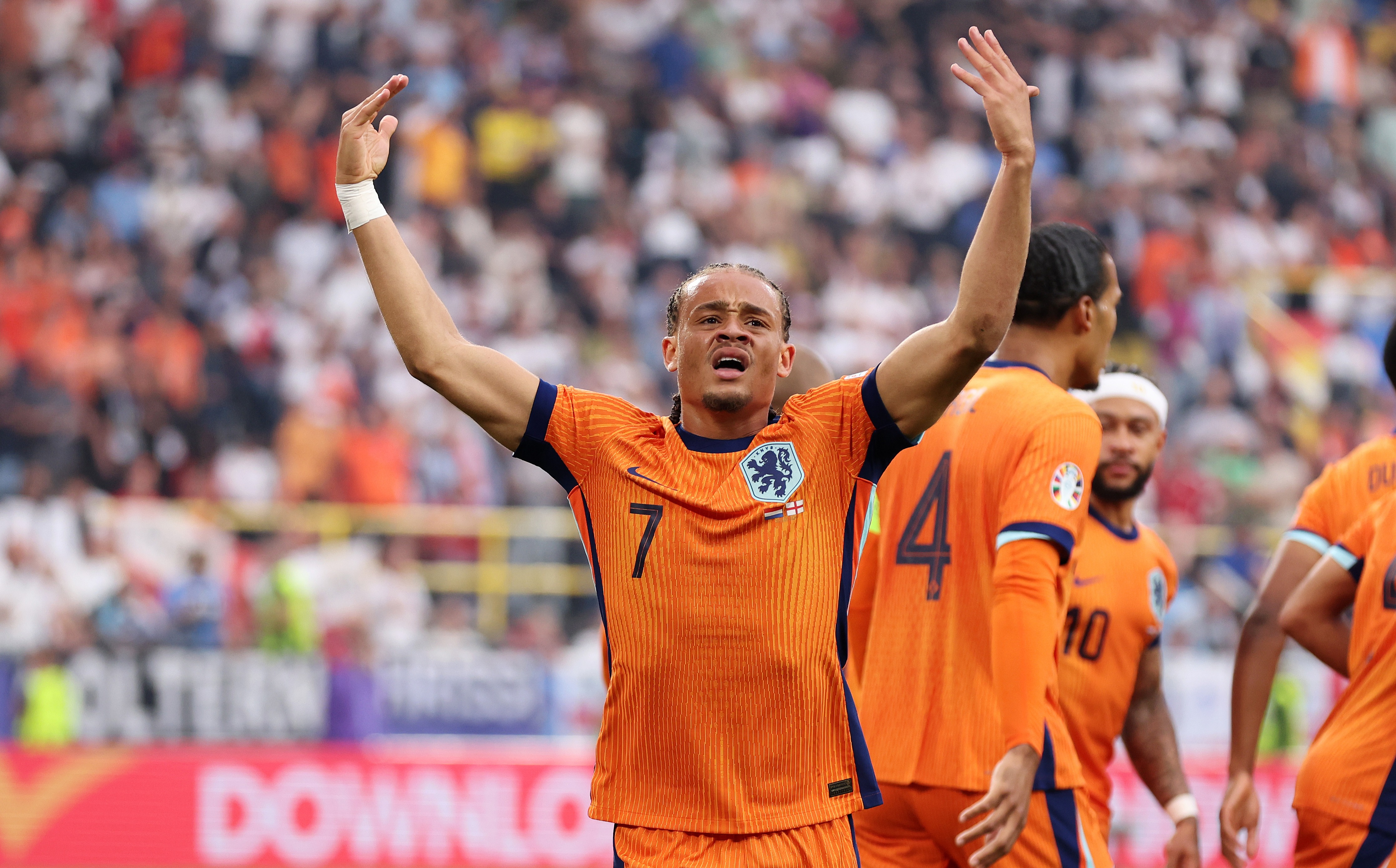 Simons' seventh-minute strike was the perfect start for the Dutch